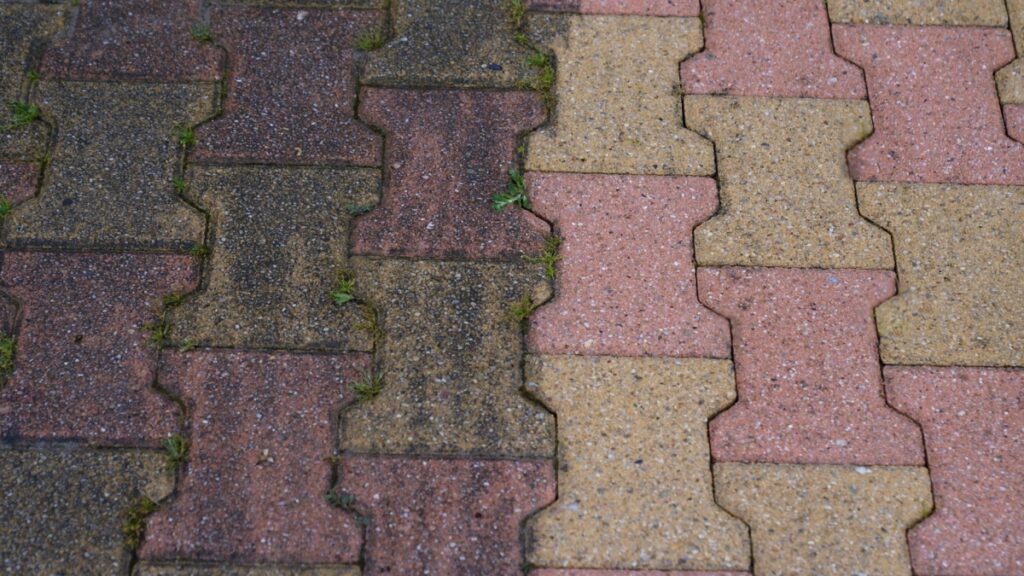 Een ecologische en effectieve oplossing om afscheid te nemen van onkruid op uw terras en paden