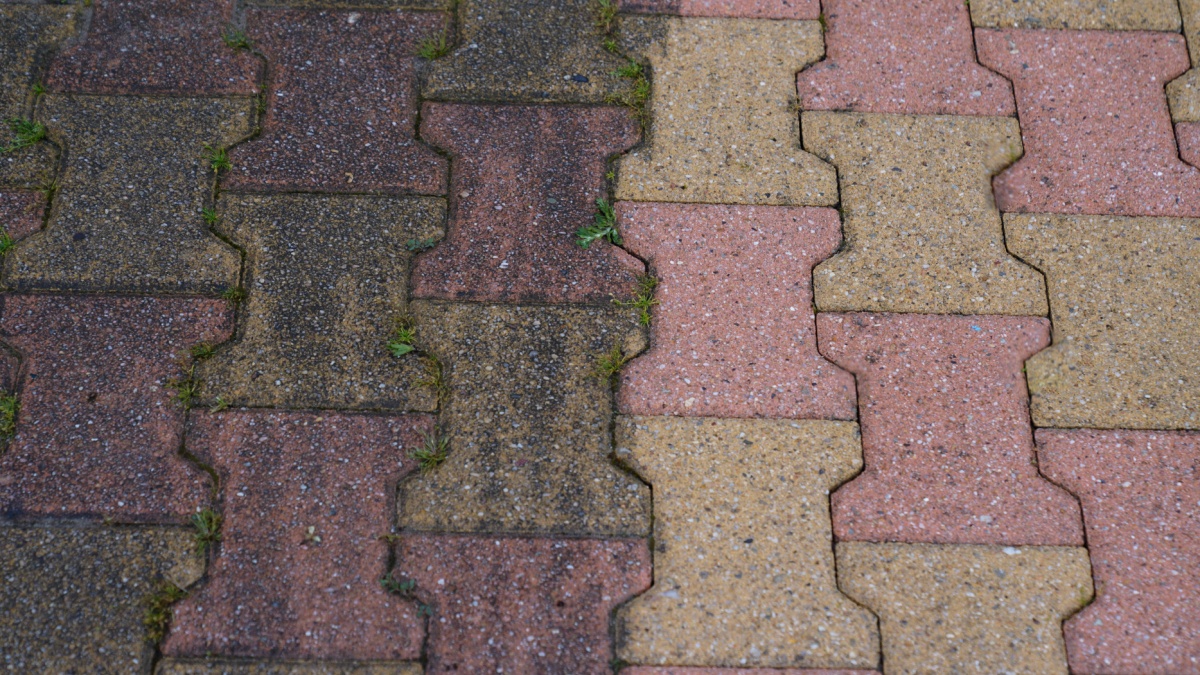 Een ecologische en effectieve oplossing om afscheid te nemen van onkruid op uw terras en paden